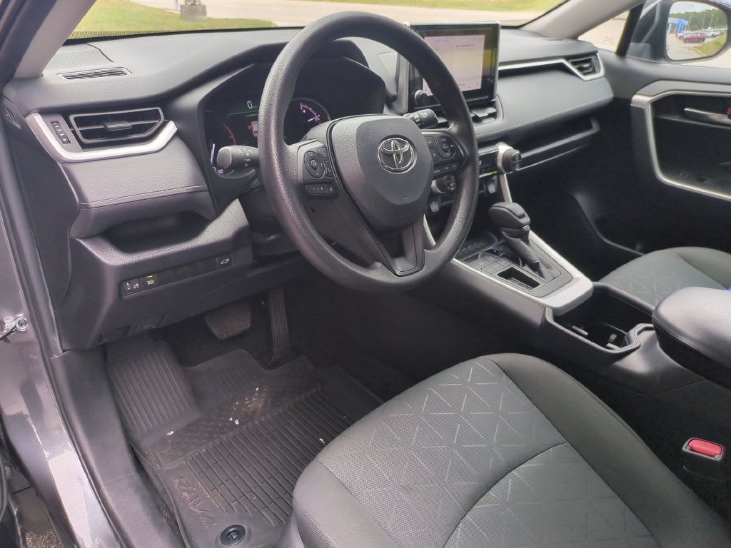 2024 Toyota RAV4 XLE - Photo 16