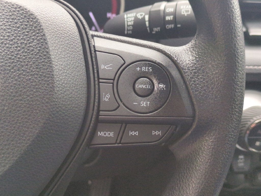 2024 Toyota RAV4 XLE - Photo 18