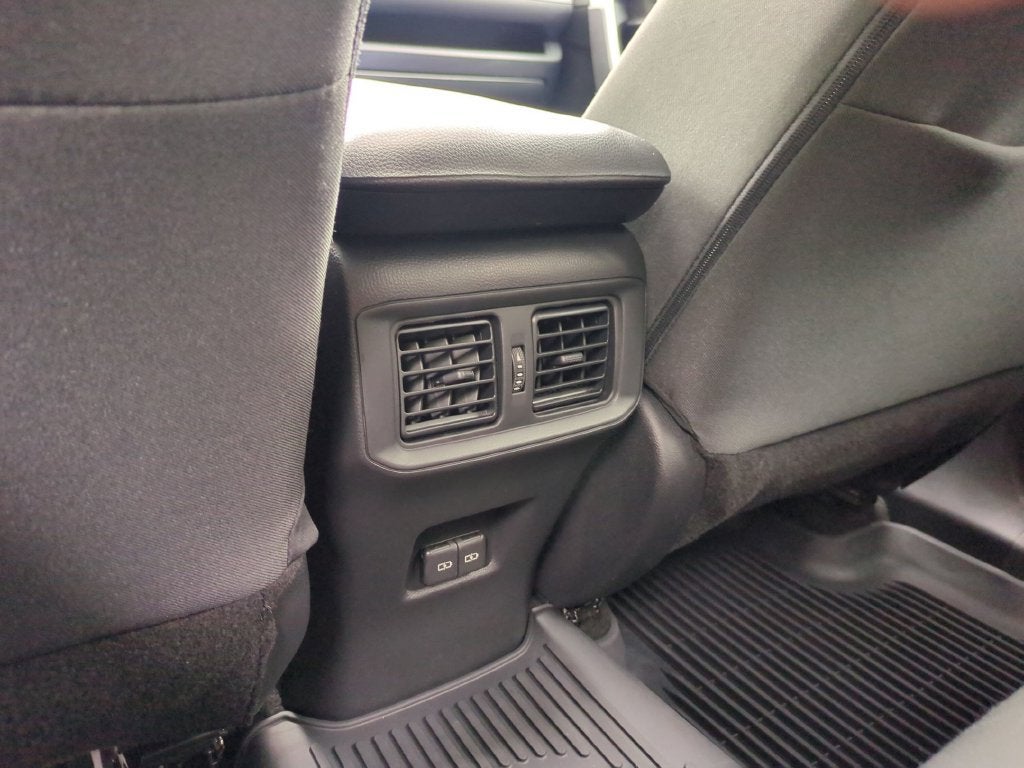 2024 Toyota RAV4 XLE - Photo 32