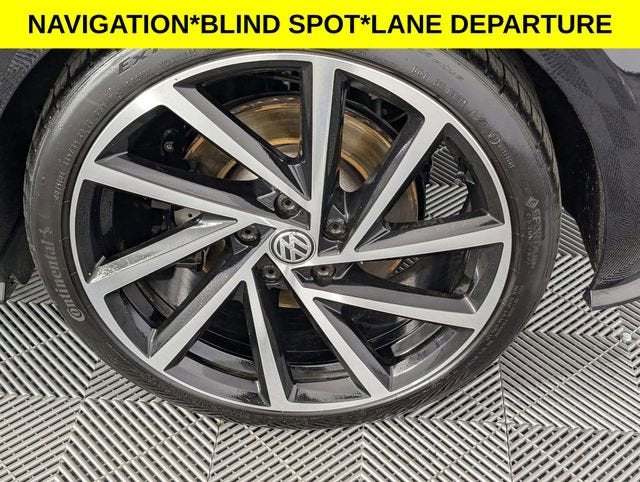 2019 Volkswagen Golf R 2.0T w/DCC & Navigation