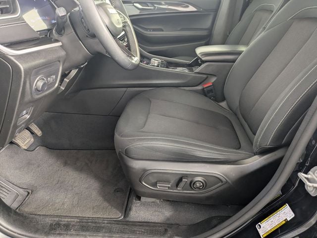 2023 Jeep Grand Cherokee Laredo 4x2