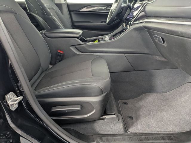 2023 Jeep Grand Cherokee Laredo 4x2