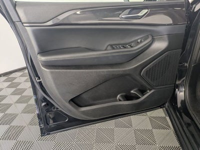 2023 Jeep Grand Cherokee Laredo 4x2