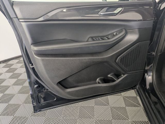 2023 Jeep Grand Cherokee Laredo 4x2