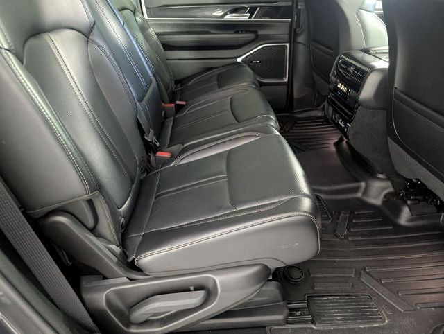 2023 Jeep Wagoneer Base