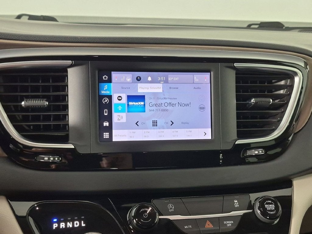 2023 Chrysler Voyager LX