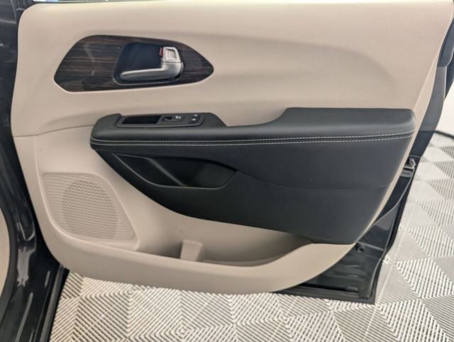 2023 Chrysler Pacifica Hybrid Limited