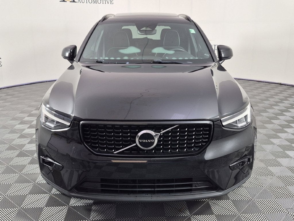 2023 Volvo XC40 B5 Plus Dark Theme