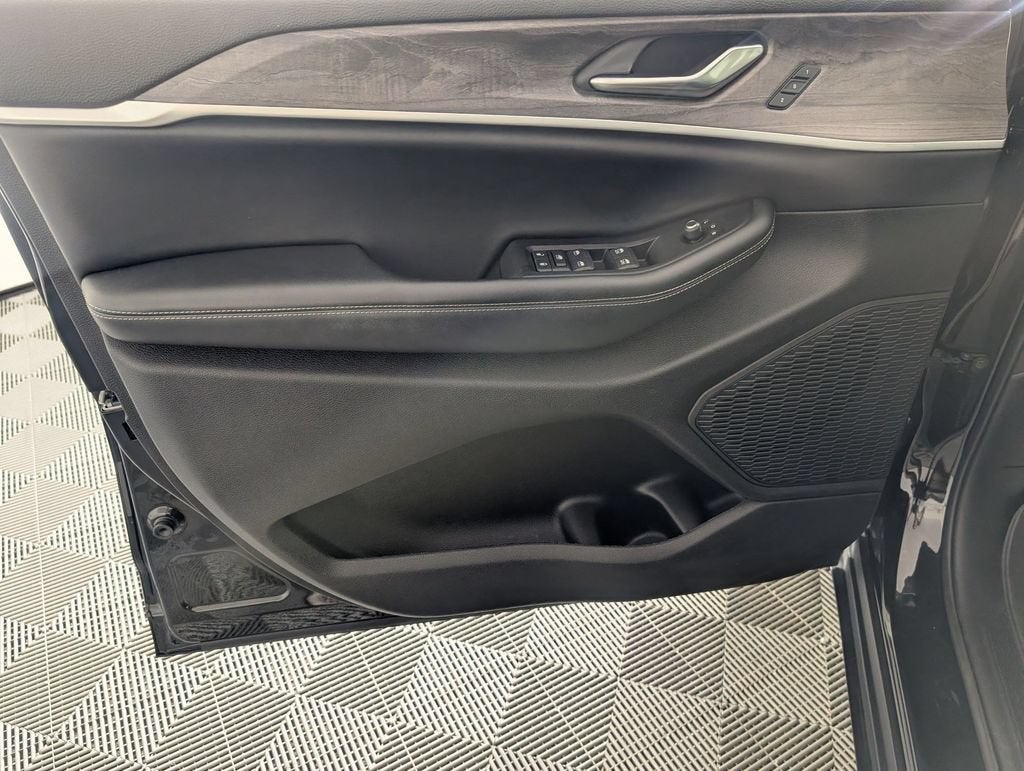 2023 Jeep Grand Cherokee L Limited 4x2