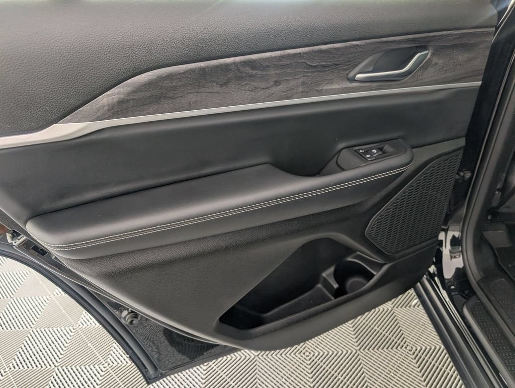 2023 Jeep Grand Cherokee L Limited 4x2