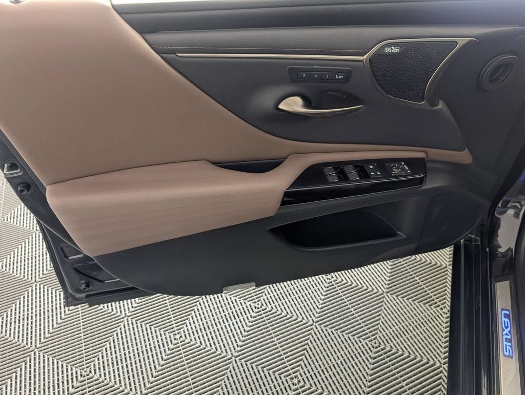 2022 Lexus ES 300h Ultra Luxury