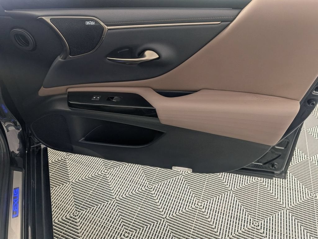 2022 Lexus ES 300h Ultra Luxury